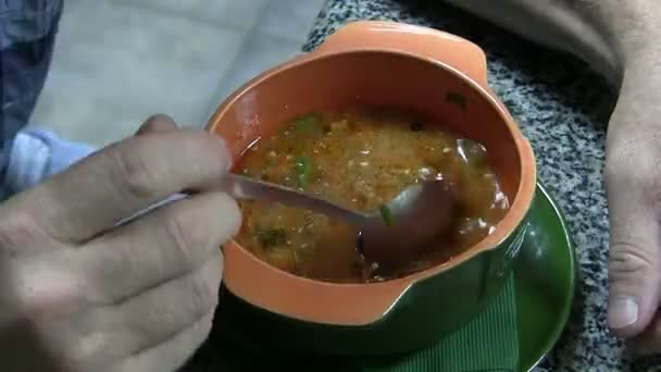 Man eet de Oekraïense borsch (soep). Time-lapse — Stockvideo