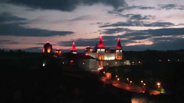 Vista nocturna de la ciudad con pequeña fortaleza. Enfoque — Vídeos de Stock