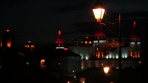 Ville scène de nuit petite forteresse. Approche ciblée — Video