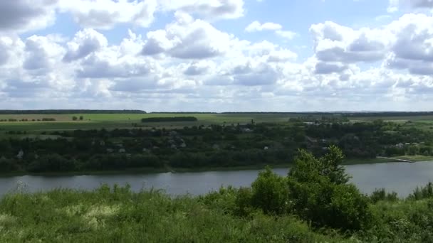 Paysage avec rivière et beau ciel. Panorama 