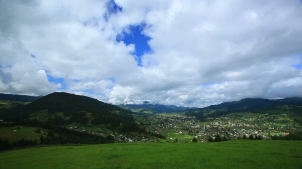 Bellissimo paesaggio montano con cielo azzurro e nuvole. Scadenza temporale — Video Stock