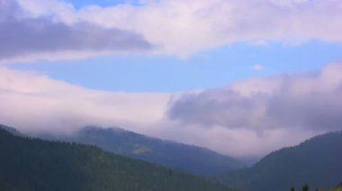 Doğanın güzelliği. Bulutlar mavi gökyüzü karşı dağlarda. Zaman atlamalı