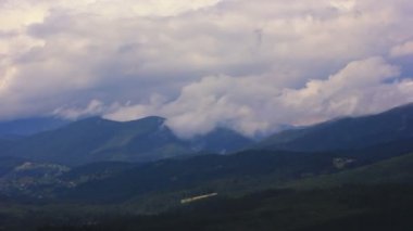 Doğa harikaları. Thunderclouds dağlar üzerinde. kuşlar manzara. Zaman atlamalı
