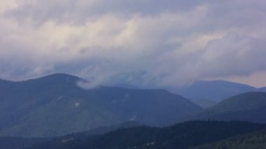 Thunderclouds dağlar üzerinde. kuşlar manzara. Zaman atlamalı