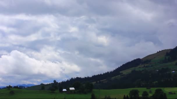 Belleza de la naturaleza. Nubes en las montañas.. Time lapse — Vídeos de Stock