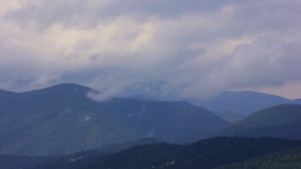 Nubes de truenos sobre montañas. paisaje sin pájaros. Caducidad — Vídeos de Stock