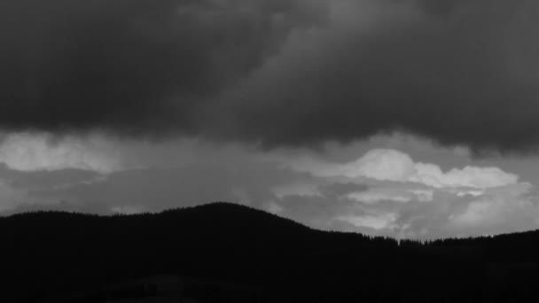 Åskmoln över bergen. landskap utan fåglar. Tid förflutit i svart och vitt — Stockvideo