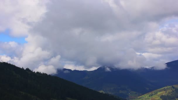 Torbellino de nubes en las montañas. Tiempo transcurrido sin aves — Vídeo de stock