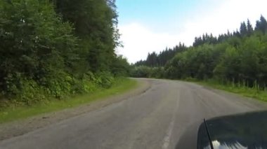 ahşap ve dağlar arasında yolda araba olacak. Ukrayna Karpatlar manzaralar