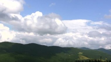 Harika bulutlarda dağlar. Güzel manzara