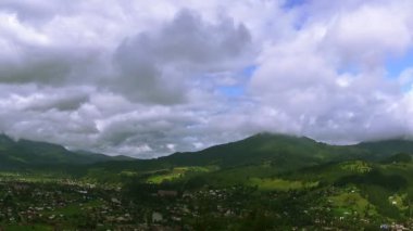 Harika güneş bulutlar dağ köyü üzerinden. Güzel manzara