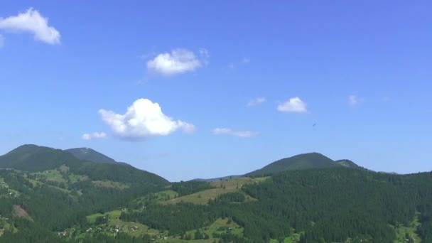 明るい青い空と雲、山脈の。時間の経過 — ストック動画