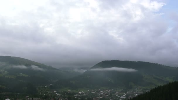 Nuvole sopra il villaggio di montagna. Bellissimo paesaggio — Video Stock