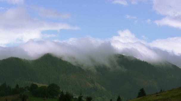 Dorp in bergen en wolken. Time-lapse — Stockvideo