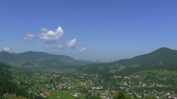 Villaggio in montagne e nuvole. Scadenza temporale — Video Stock