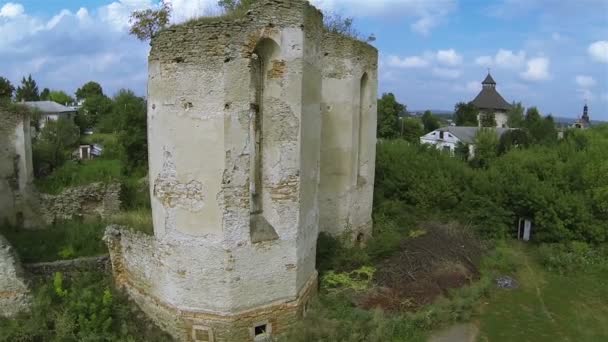 Vecchia chiesa distrutta. Panorama volo aereo — Video Stock