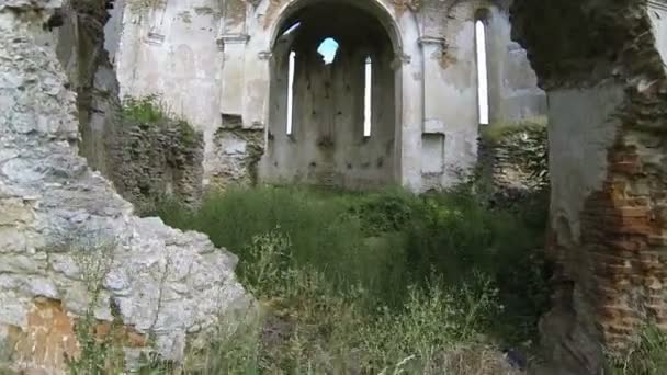 à travers la vieille église détruite. Mouche aérienne 