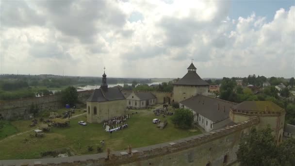 Alte zerstörte Festung mit Silhouetten von Touristen. Antenne — Stockvideo