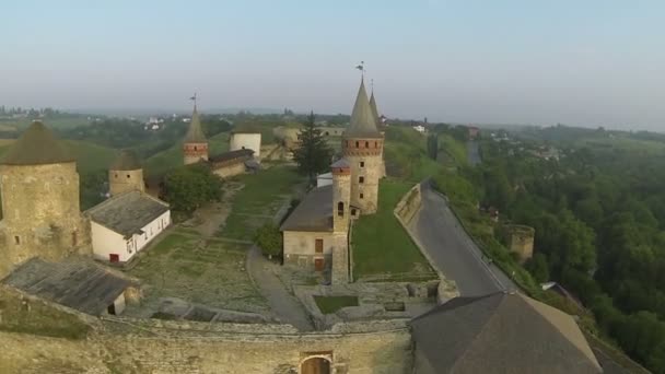 Vlucht over oude fort. Luchtfoto — Stockvideo