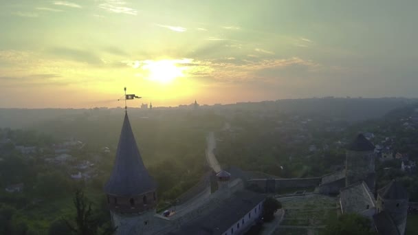 堡垒的太阳红红的光束的风向标。空中拍摄，美丽景观 — 图库视频影像