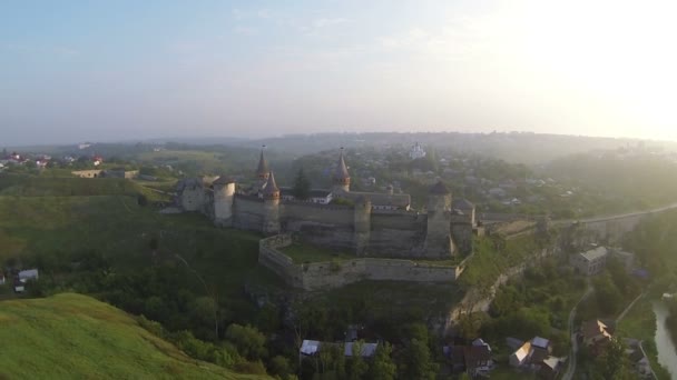 Sus peste cetatea veche de dimineaţă din oraş. Impuscaturi aeriene — Videoclip de stoc