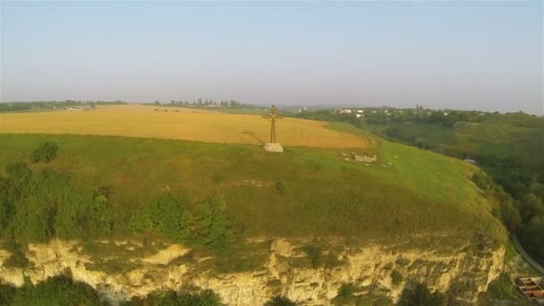 Paysage avec croix chrétienne et champ jaune. Aérien — Video