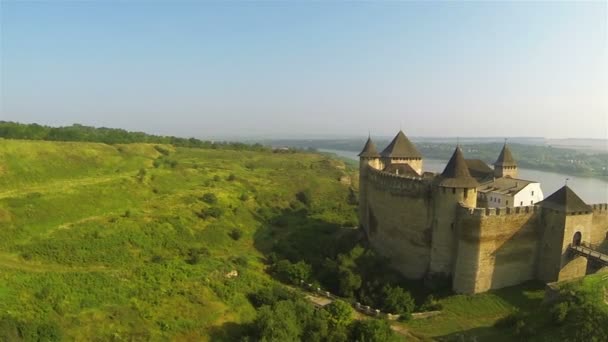 Kleine oude fort in de buurt van de rivier. Luchtfoto — Stockvideo