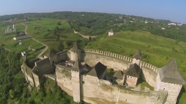 Langzame vlucht over oude fort. Luchtfoto — Stockvideo