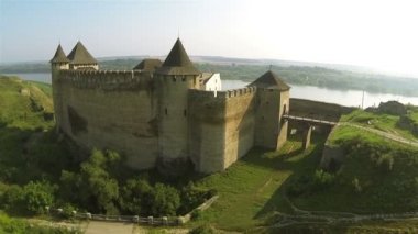 Eski kale duvarına. Hava arka sinek