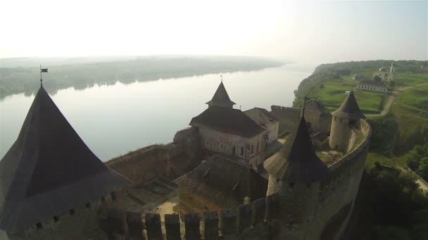 Flug über alte Festung in der Nähe des Flusses Luftaufnahme, Rückflug — Stockvideo