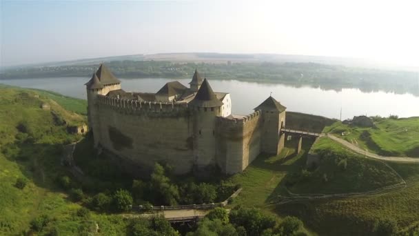 Panorama de la vieille forteresse près de la rivière Plan aérien — Video