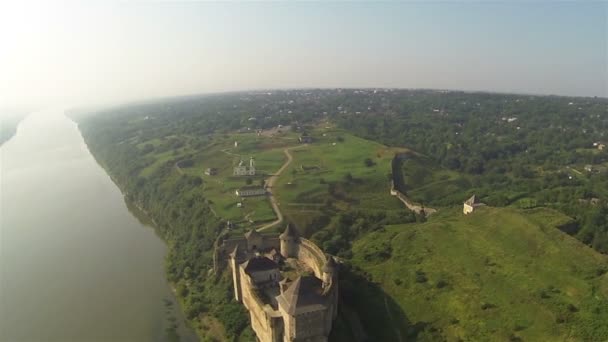 Paesaggio con fiume e vecchia fortezza dall'alto. Aerea — Video Stock