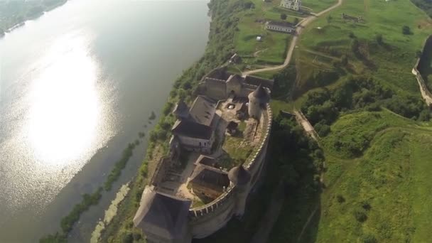 Paesaggio con fiume e vecchia fortezza dall'alto. Vista aerea dall'alto — Video Stock