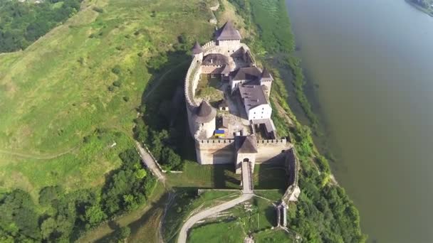 Paesaggio con fiume e vecchia fortezza dall'alto. Vista aerea dall'alto — Video Stock