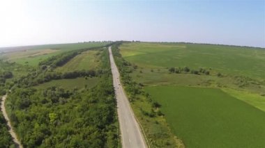 Otoban araba ve yeşil alanları ile. Yaz günü hava atış