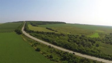 Otoban araba ve yeşil alanları ile. Hava atışı