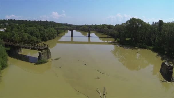 Paisaje fluvial con puente destruido. Disparo aéreo — Vídeo de stock