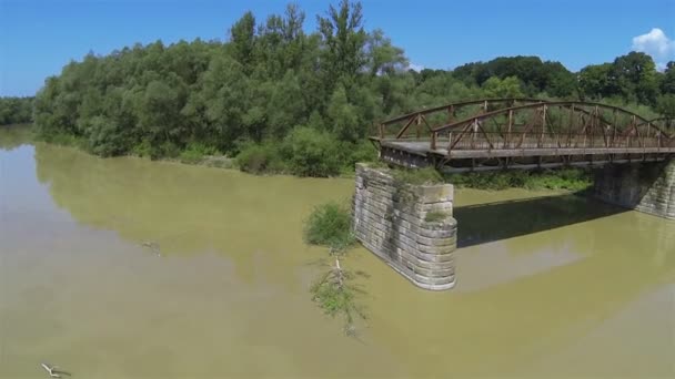 Vol arrière au-dessus de la rivière avec pont détruit. Plan aérien — Video