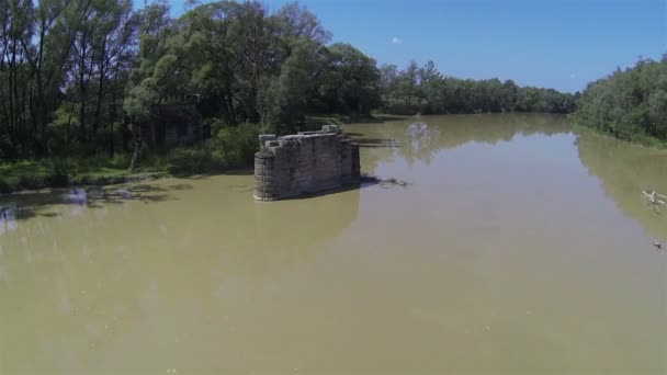 破壊された橋と泥だらけの川を上空します。空中ショット — ストック動画