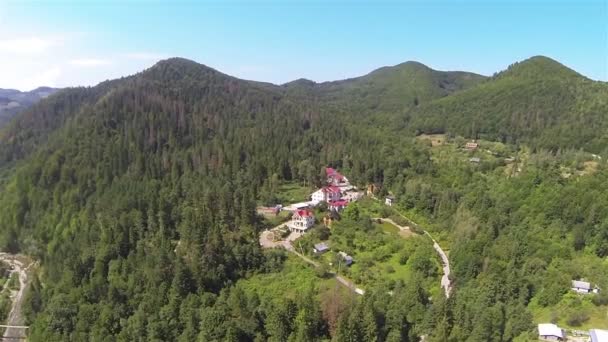 山の風景の美しい家。空中ショット — ストック動画