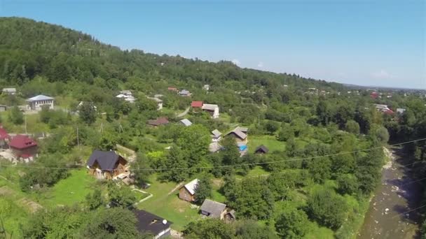 Flug über Dorf in den Bergen. Luftbild-Panorama — Stockvideo