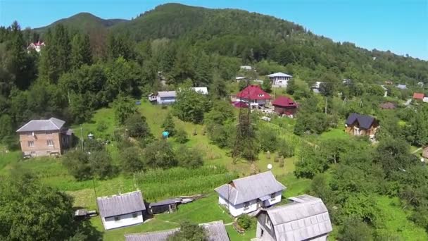 Vlucht over dorp in de bergen. Luchtfoto — Stockvideo