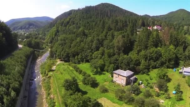 Údolí v horách s vesnicí. Letecký snímek — Stock video