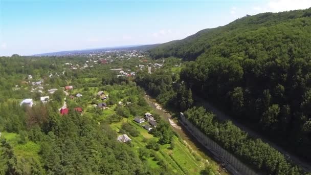 Berg mit Wald und Dorf im Tal. Luftaufnahme — Stockvideo