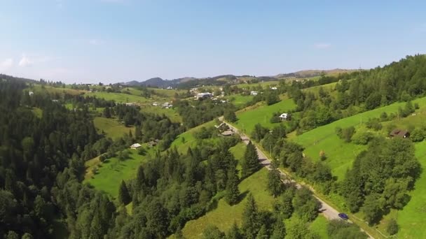 Bergen en over de weg in de zomer. Luchtfoto — Stockvideo