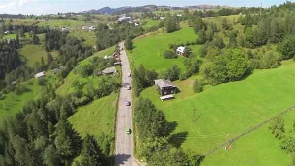 Berge und Straße mit Autos im Sommer. Luftaufnahme — Stockvideo