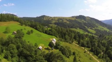 Nehir ve köy ile dağ manzarası. Hava atış Üstten Görünüm