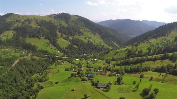 Βραδεία πτήση πάνω από το χωριό στα βουνά. Εναέρια shot Πανόραμα — Αρχείο Βίντεο