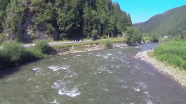 işgal bölgesinde nehir dağ. Hava atışı