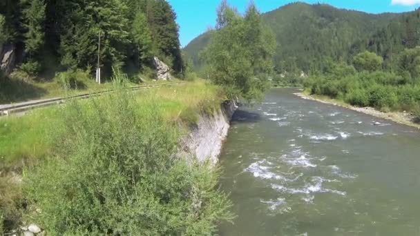 Langsamer Flug über den Fluss im Gebirge. Luftaufnahme — Stockvideo